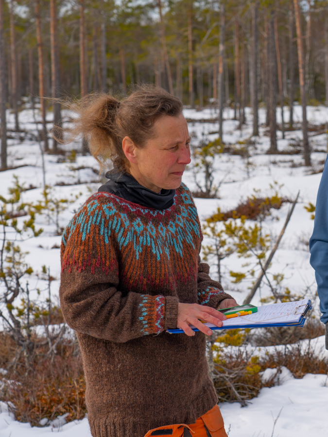 Professor Barbara Zimmermann på feltarbeid i skogen 