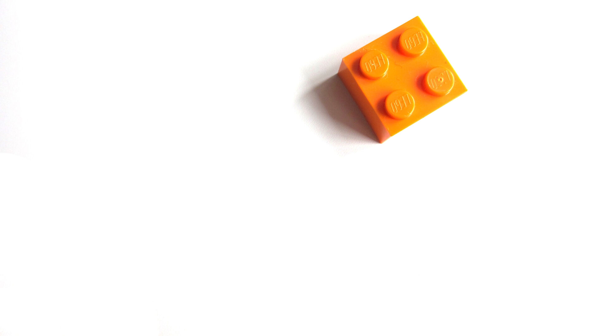 oransje legokloss med masse hvit rundt