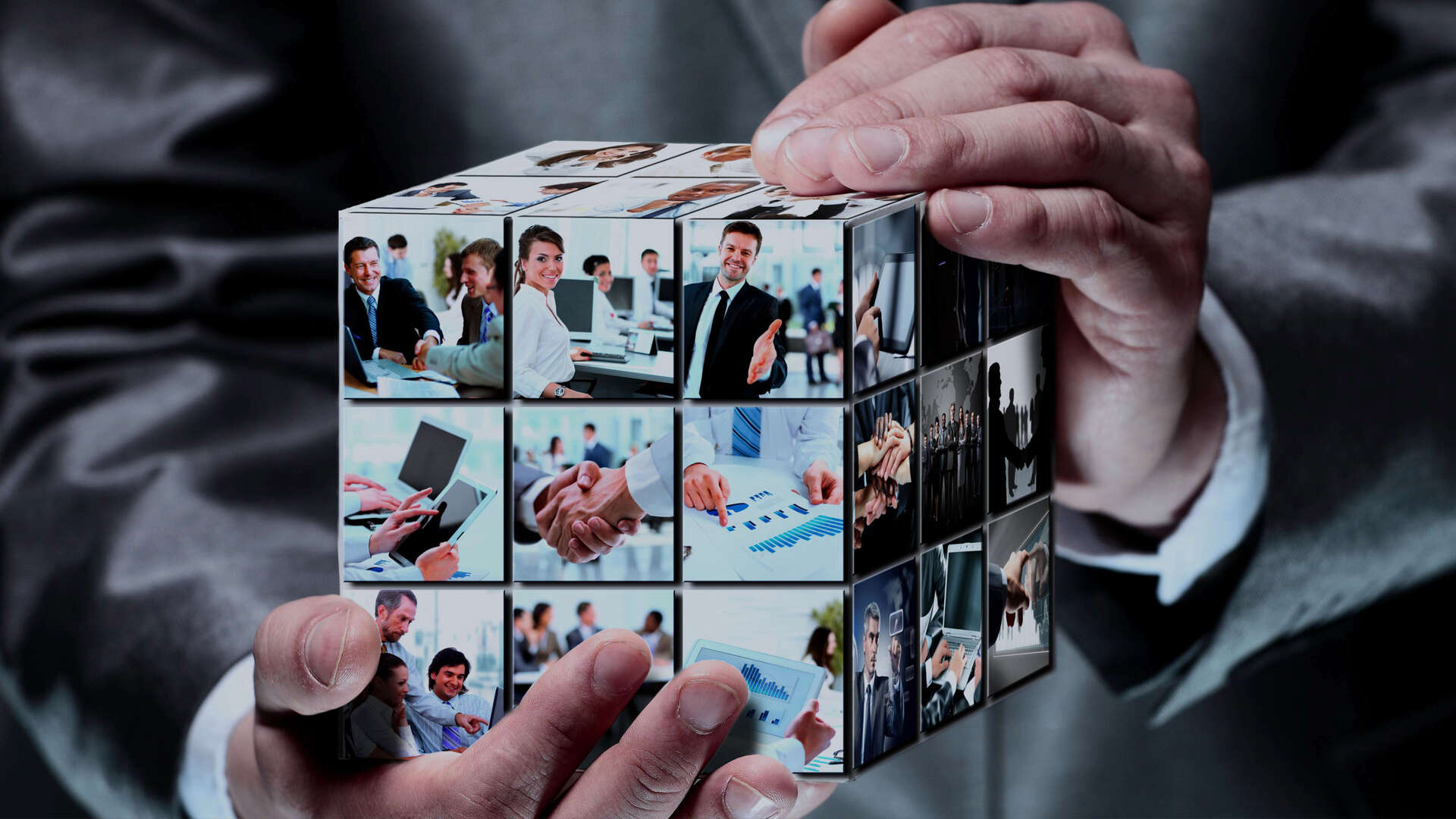 hender som holder en rubik kubus med bilder av digitale ting i arbeidslivet