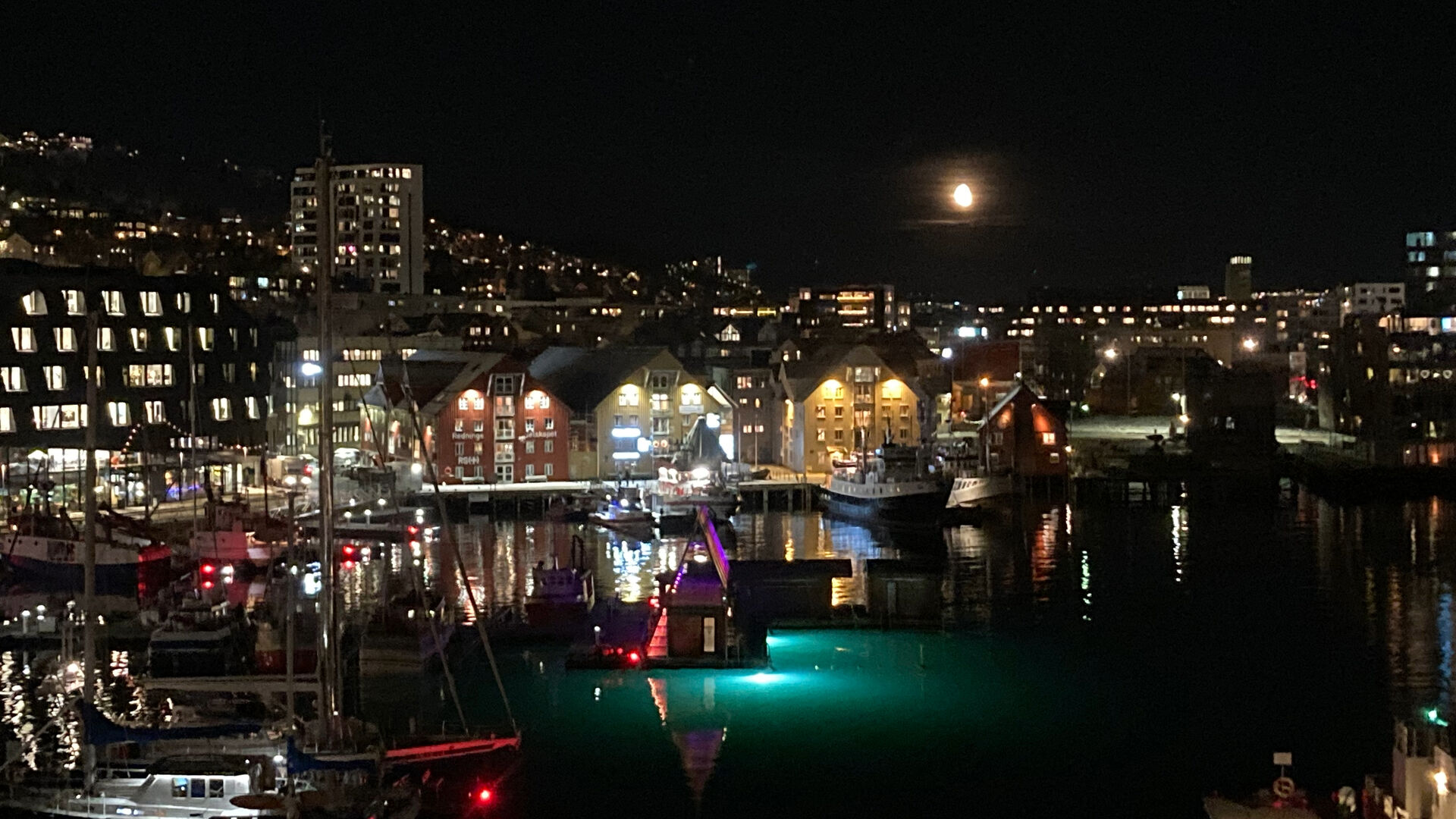 Tromsø by night med masse lys og farger