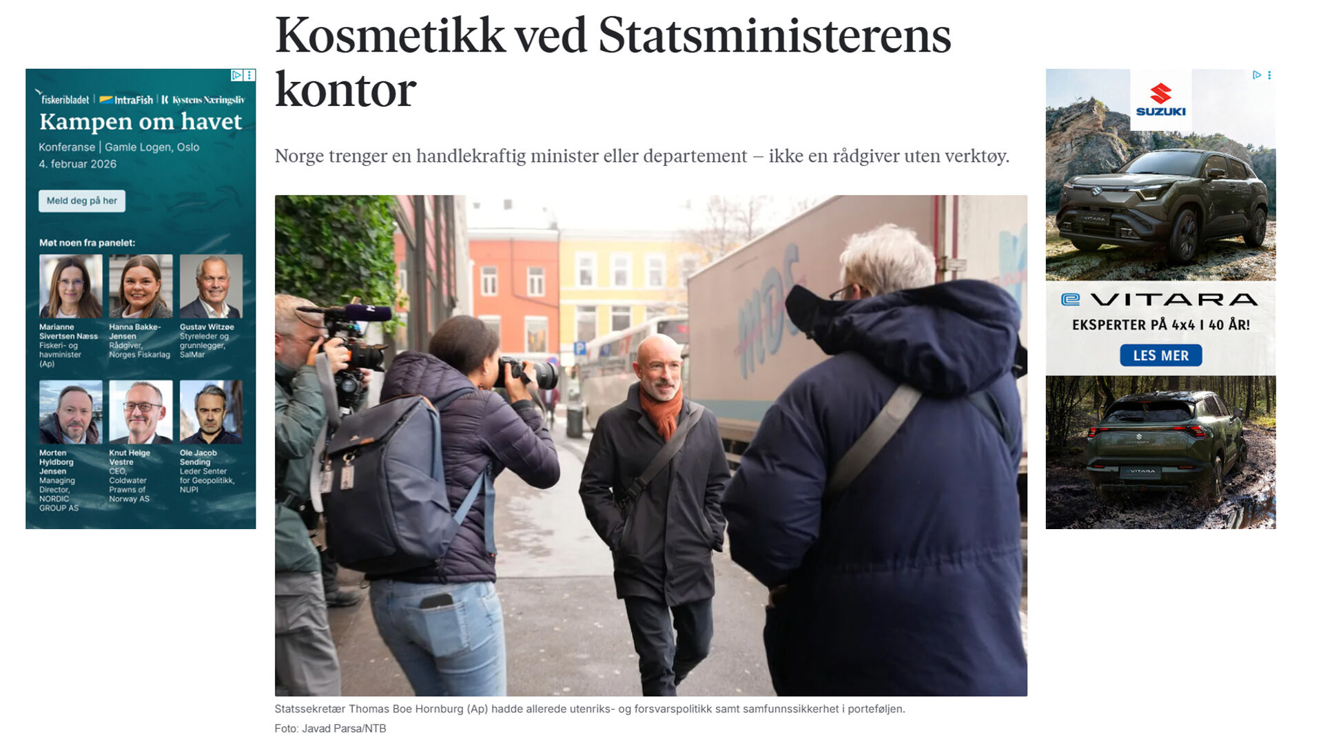 Skjermdunp fra avisa Dagens Næringsliv med et bilde av statsminister JOnas Gahr Støre på gata med journalister rundt seg.