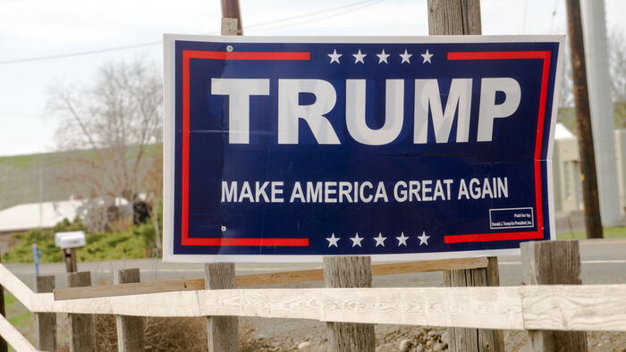 Plakat på lyktestolpe med påskriften Trump - make America great again