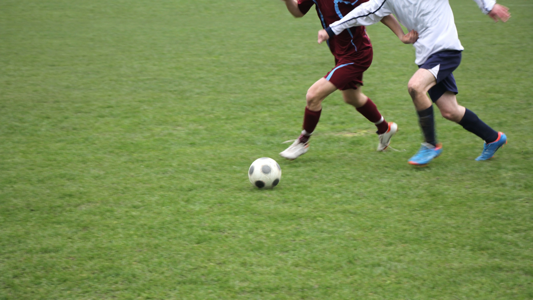 Fotballspillere i kamp om ballen 