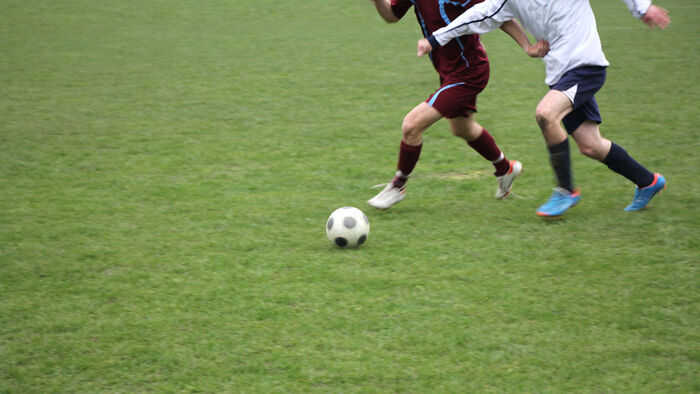 Fotballspillere i kamp om ballen 