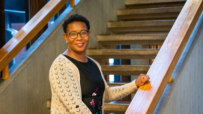 Prisca står i en trapp