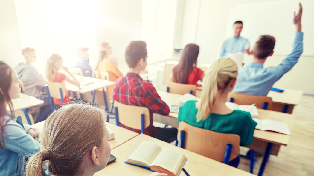 Skoleelever i klasserom