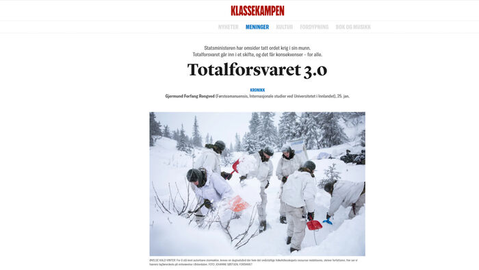 Skjermdump av bilde i Klassekampen av soldater i hvite kamuflasjedrakter i snøen