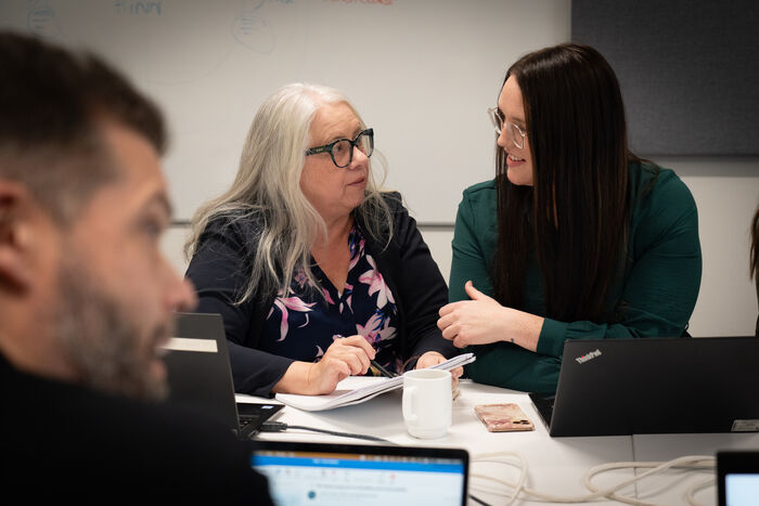 Forskergruppens leder Anne Lindblom sitter i samtale med medlem Kristina Syversen under et av forskergruppens seminarer. 