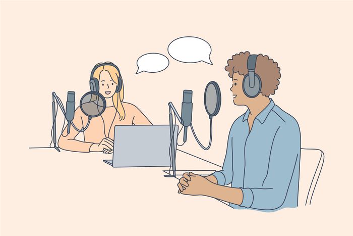 Illustrasjon av mann og en dame som sitter i et podcaststudio.