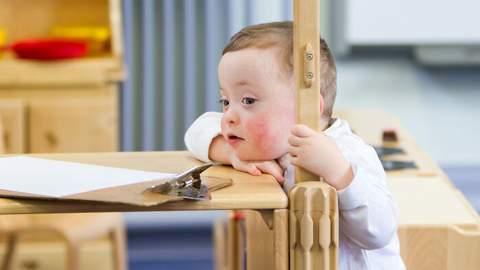 Barn med Downs syndrom i lek