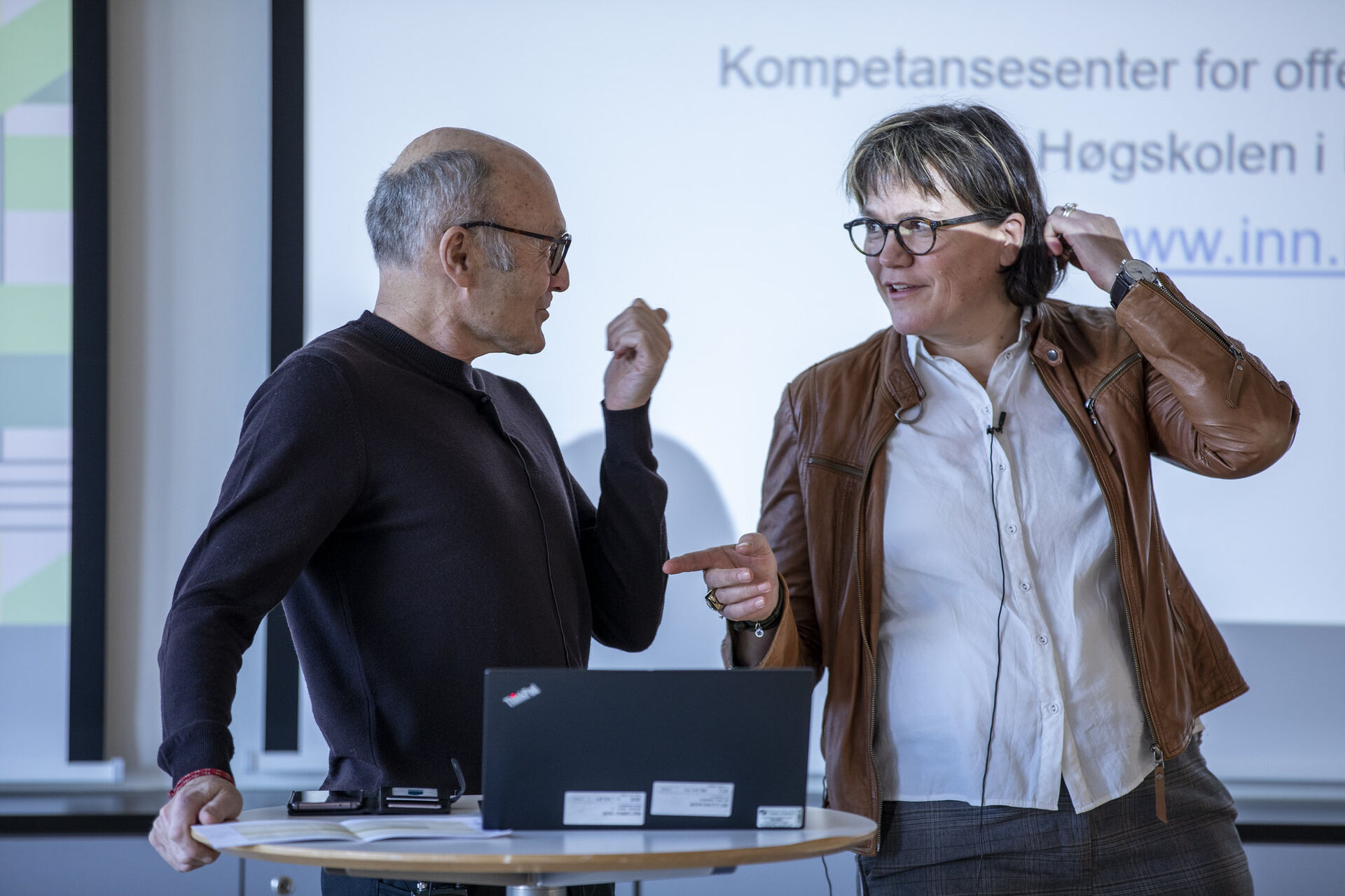 Aksel Hagen og Trude Hella Eide i samtale ved et bord