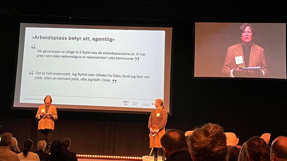 to damer presenterer på en stor skjerm