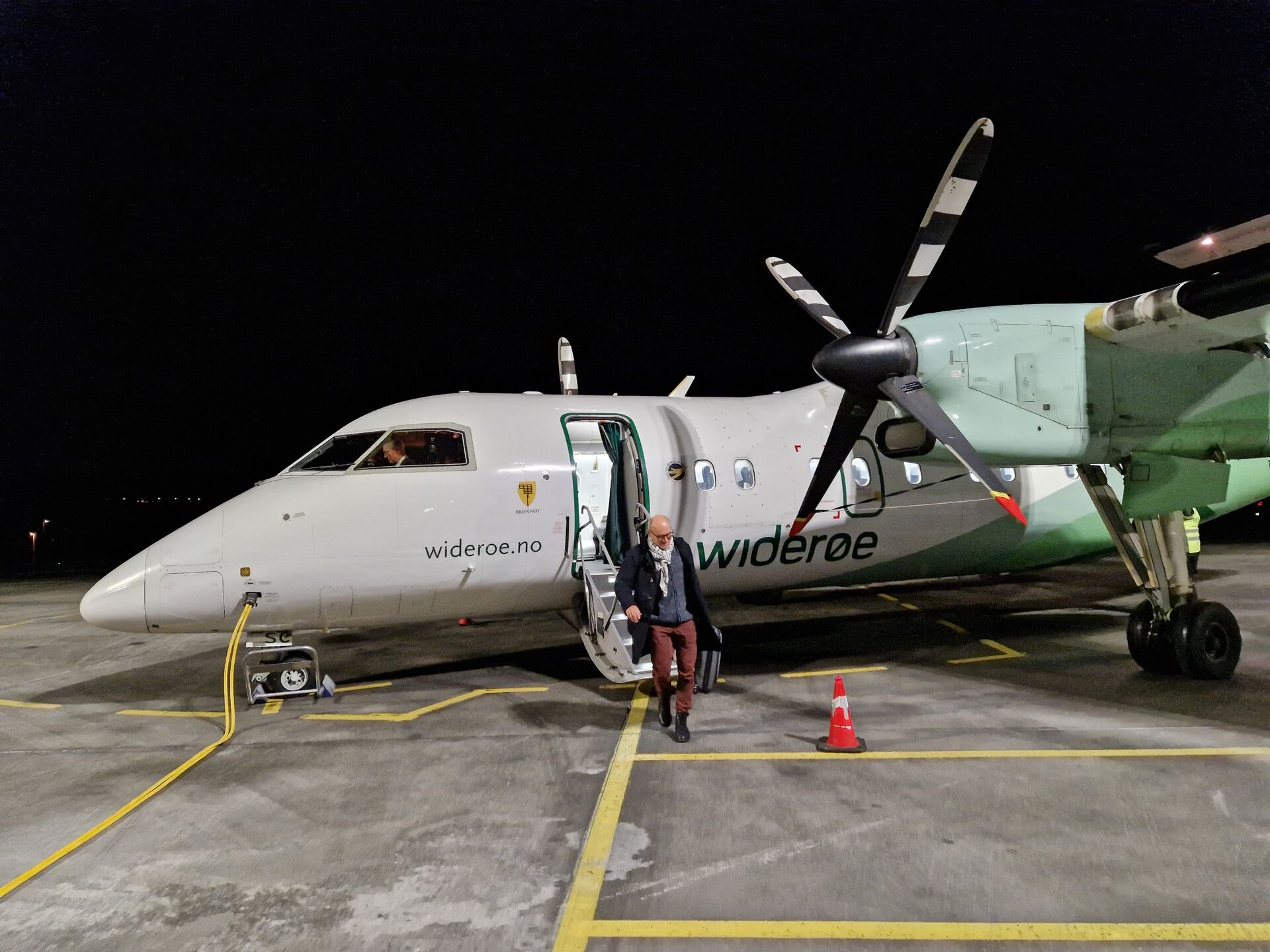 mann som stiger ut av propellerfly i mørke