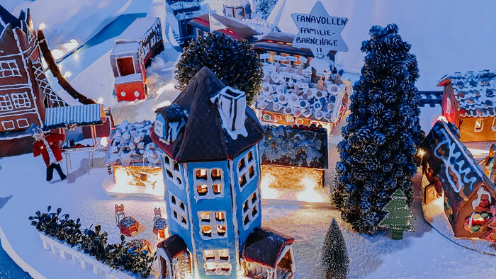pepperkakeby med lys i vinduene