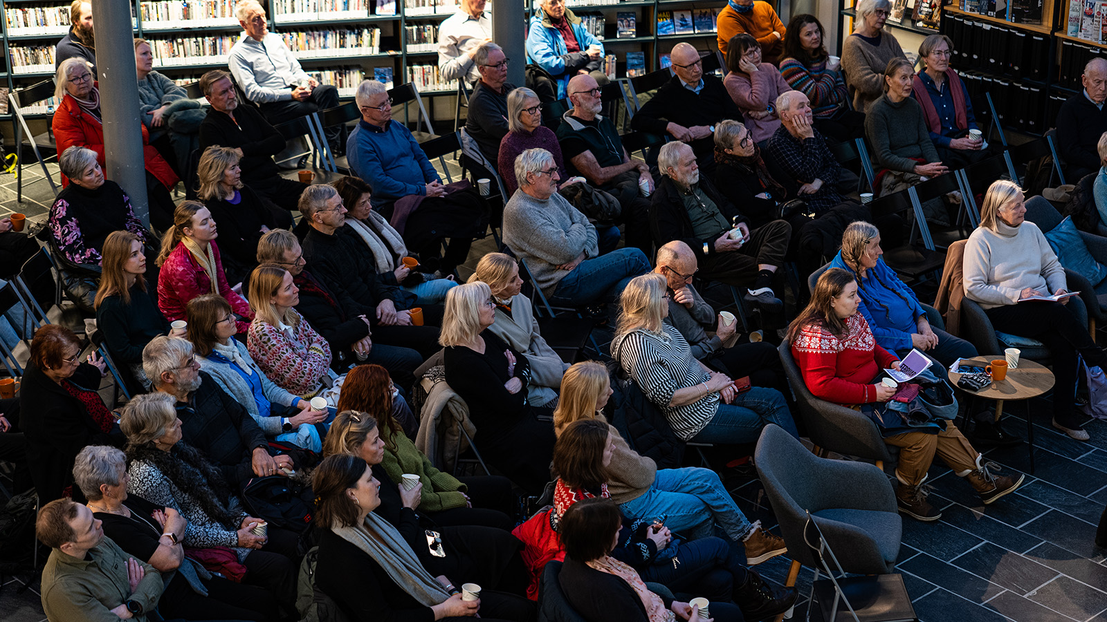 Publikum på Vettug viten i Lillehammer bibliotek 30.01.25