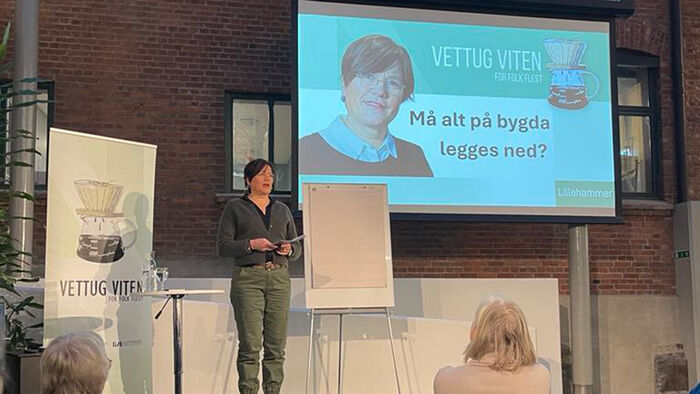 Trude Hella Eide foran de nærmere 80 som hadde funnet vegen til Lillehammer bibliotek allerede klokka 8.30 om morgenen 30.01.