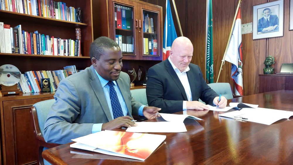 Kenneth Matengu og Peer Jacob Svenkerud signerer en ny samarbeidsavtale