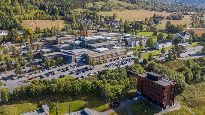 Dronefoto som viser høgskolebygningene på Lillehammer fra oven