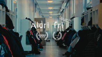 Plakat fra filmen Aldri fri. Bilde viser en koridor på en skole med jakker og åpne klasseromsdører