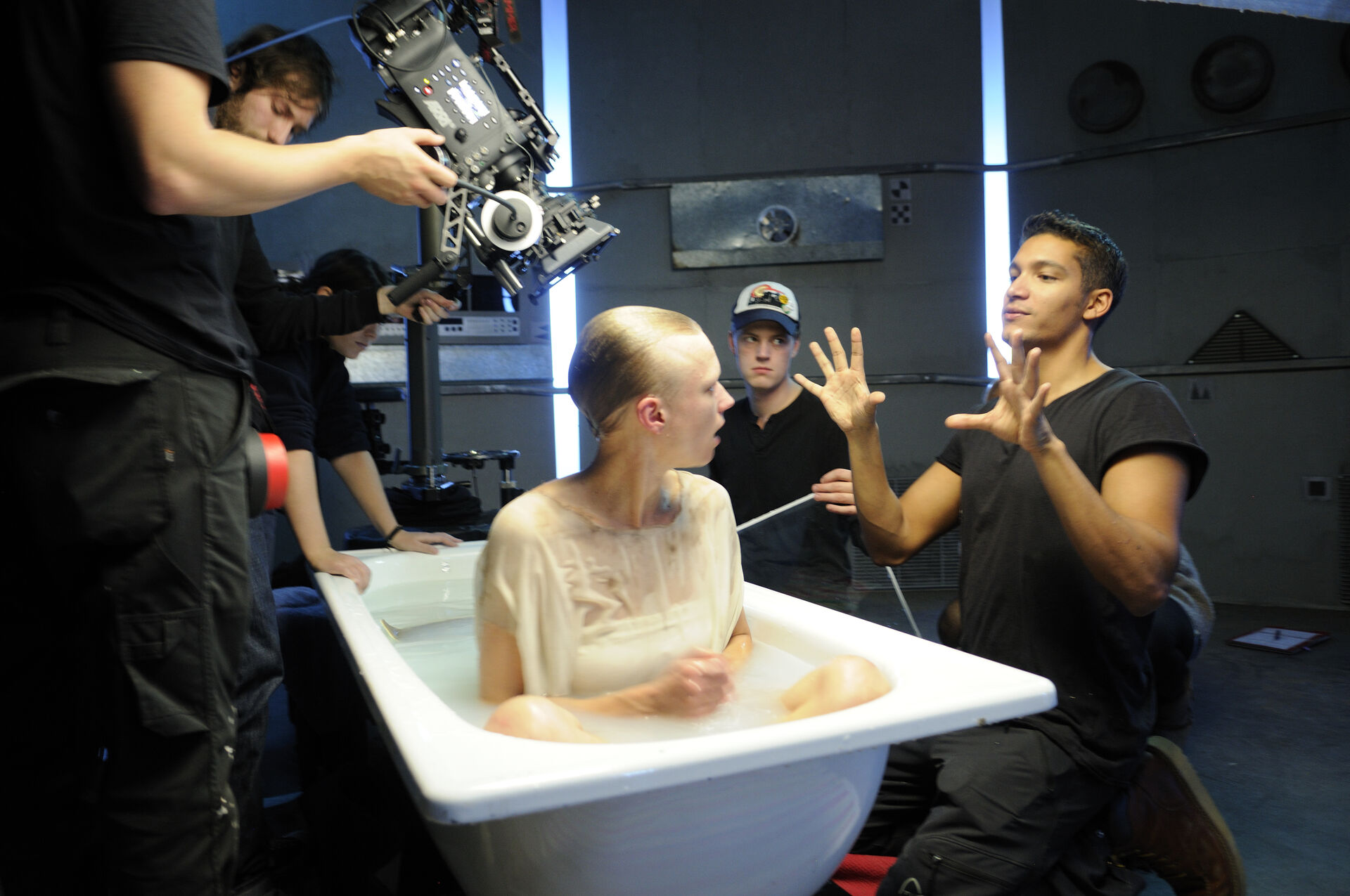 Filmskolens studenter filmer en person i et badekar i opptak i studio
