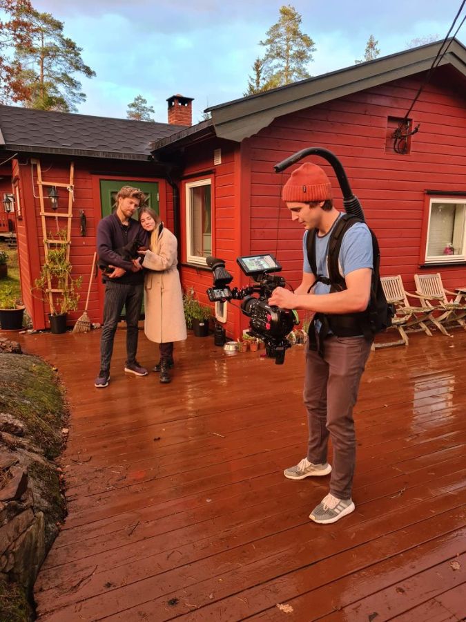 Samboerparet fra første episode utenfor sitt hjem sammen med kameramann fra TV-skolen