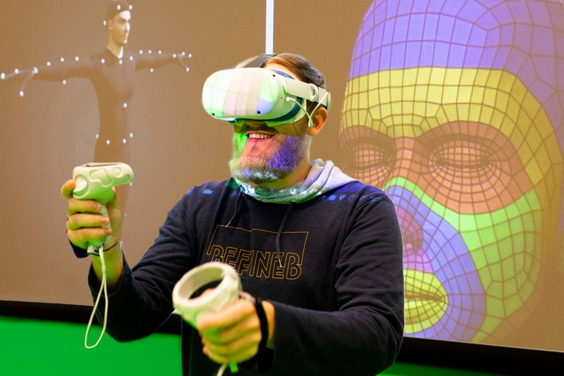 En person med VR-briller foran en prosjektor