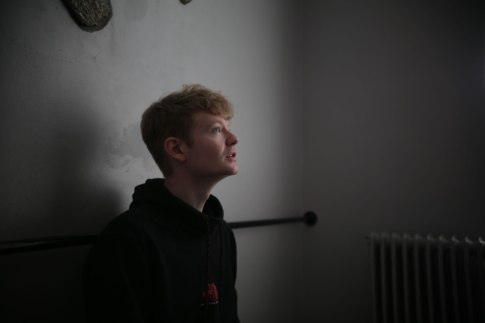 Bilde av Jonathan Halvorsen på befaring på en skole