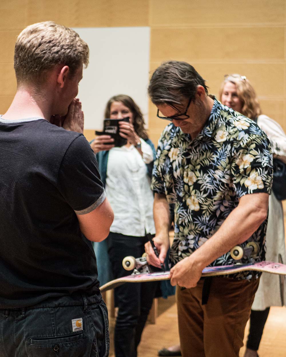 Thomas Seltzer deltok både som intervjuobjekt og tok seg tid til å skrive autografer.  (Foto: Thien Quang Le)