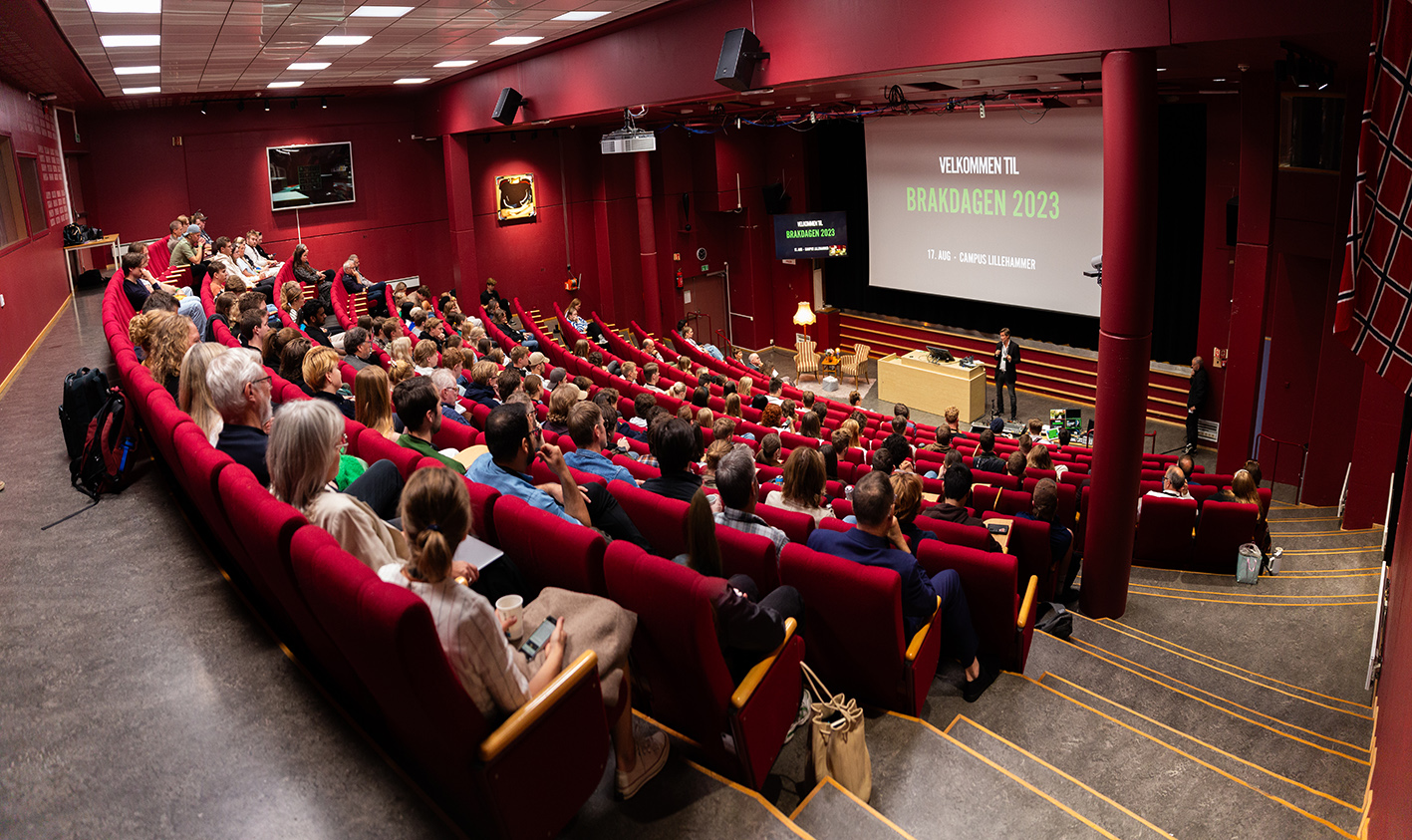 Mange blide studenter som blir tatt bilde av ev Else Kåss Furuseth