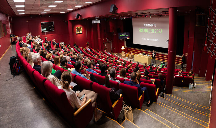 Mange blide studenter som blir tatt bilde av ev Else Kåss Furuseth