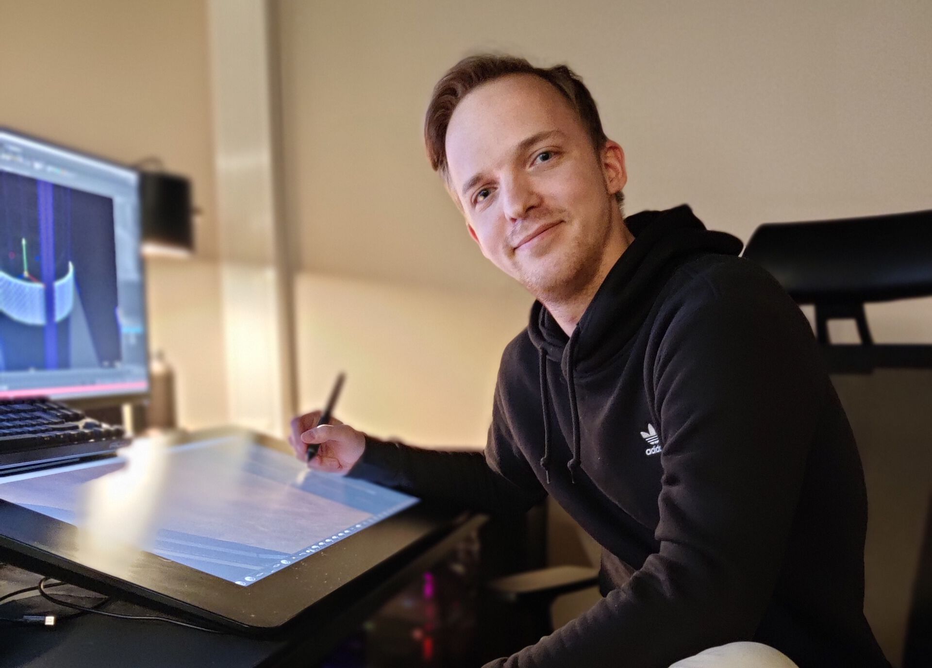 Portrett av Karsten Fridstrøm sittende på et kontor 