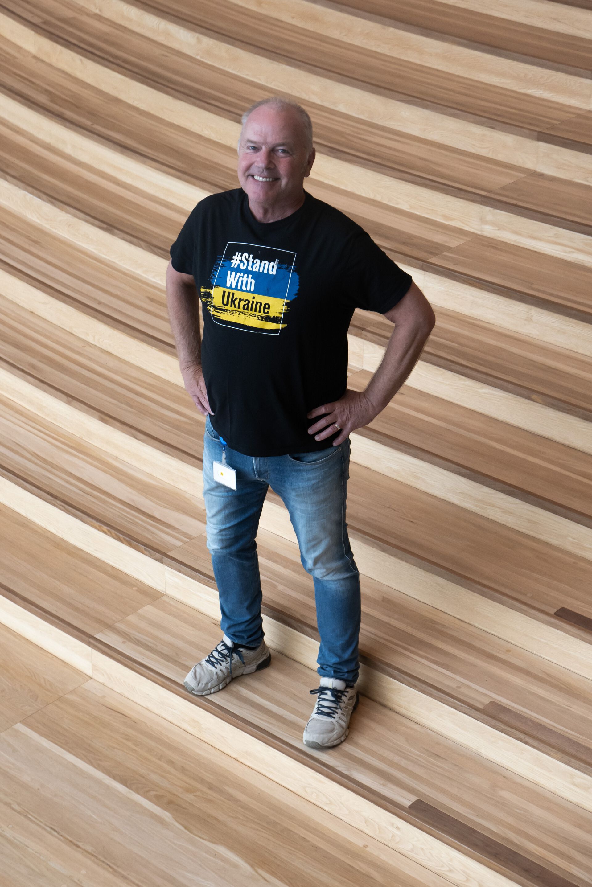 Professor Ole Hedemann av bildet i helfigur i en trapp