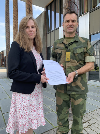 Trine Bjerva fra høgskolen og Lars Huse fra Hæren holder avtalen mellom seg