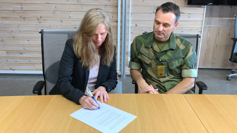 Prodekan utdanning Trine Bjerva og brigader Lars Huse signerer avtalen
