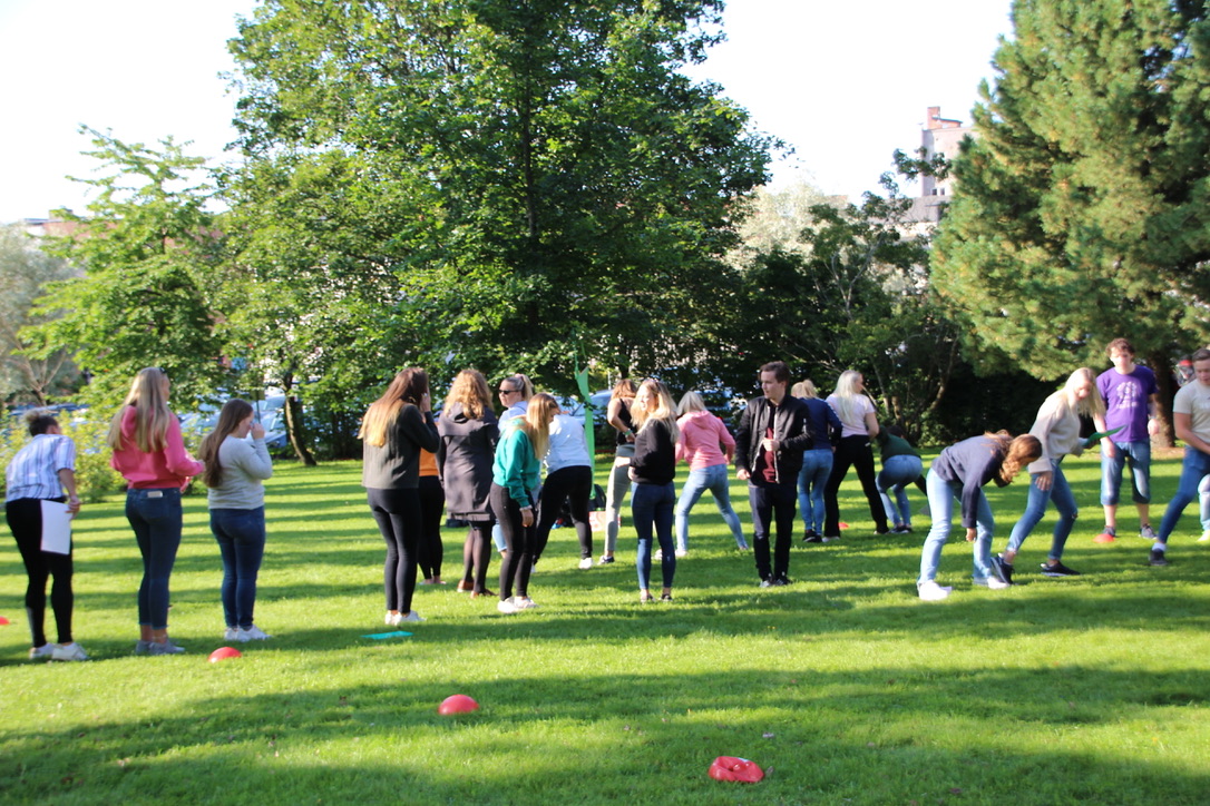 Bildet viser studenter som deltar i undervisning utendørs på studiested Hamar.