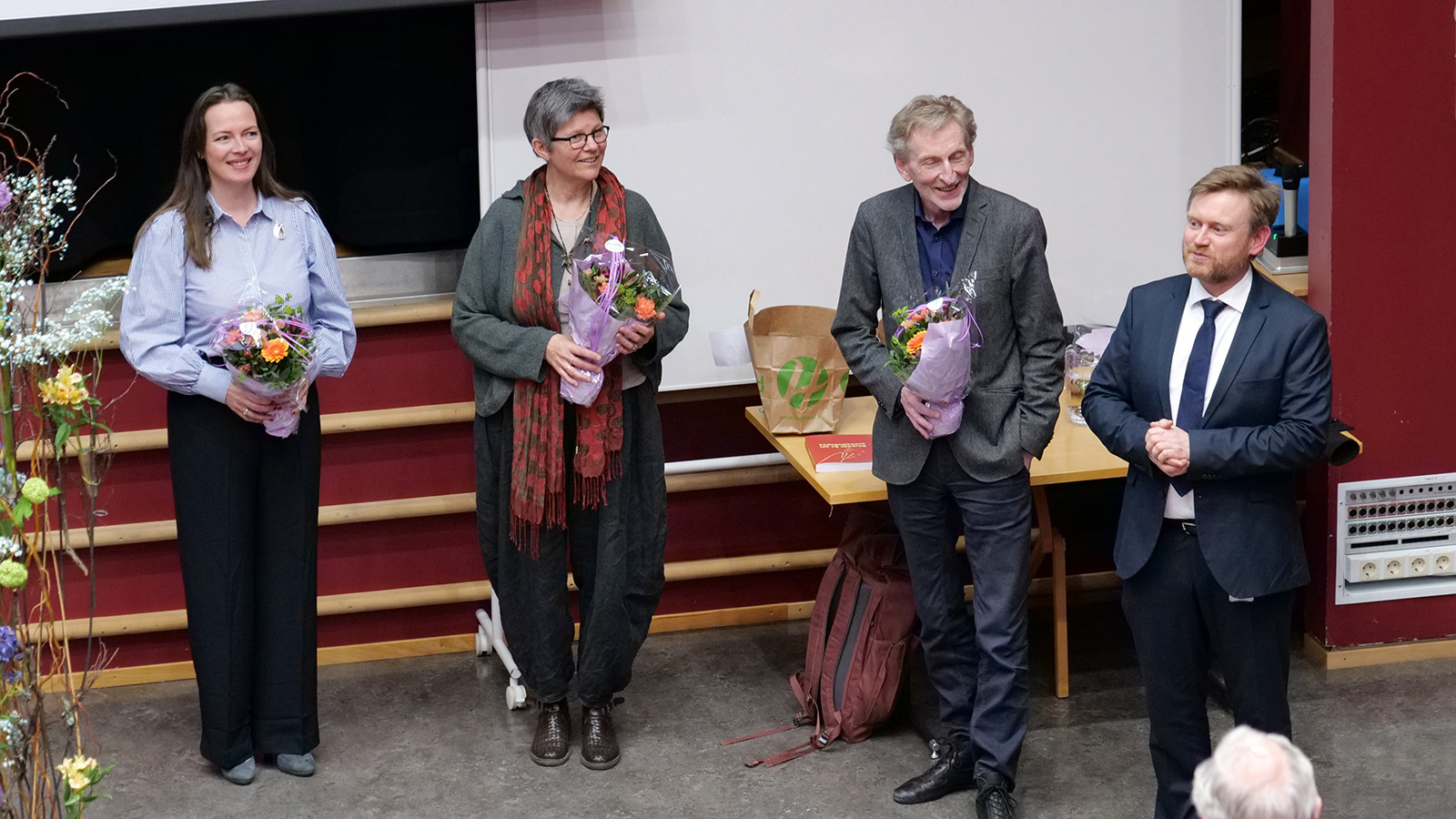 Synnøve Myklestad, Harald Thuen og Stine Vik er redaktører for boka Pedagogikkens ide og oppdrag. Rune Hausstätter hilste på vegne av HINN. (Foto: Espen Kristiansen/HINN))