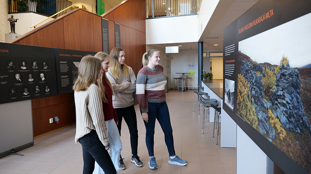 Bildet viser studenter som ser på utstillingen.