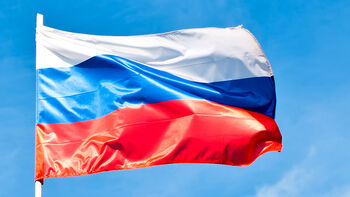 Bilde av det russiske flagget som vaier i vinden.