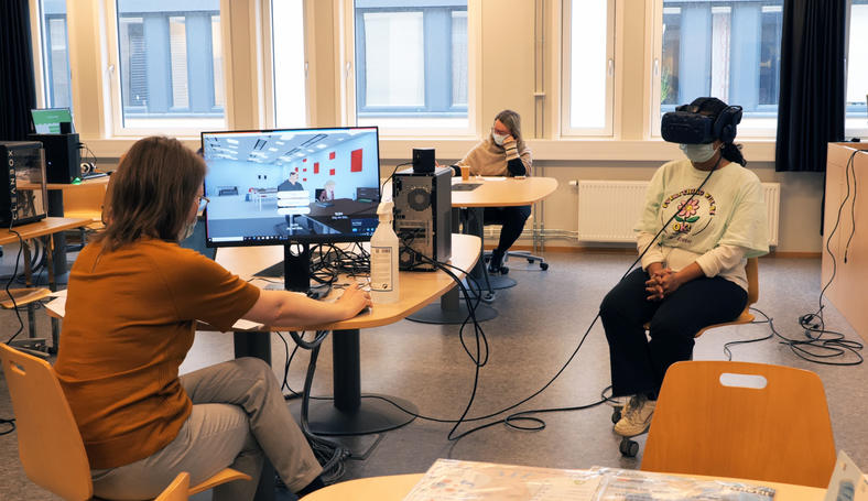 Forskere og studentrepresentant i prosjektet, Eloisa Michaelsen, i full sving med å trene på møtet med foreldrene - med VR (Foto: Espen Kristiansen, HINN)
