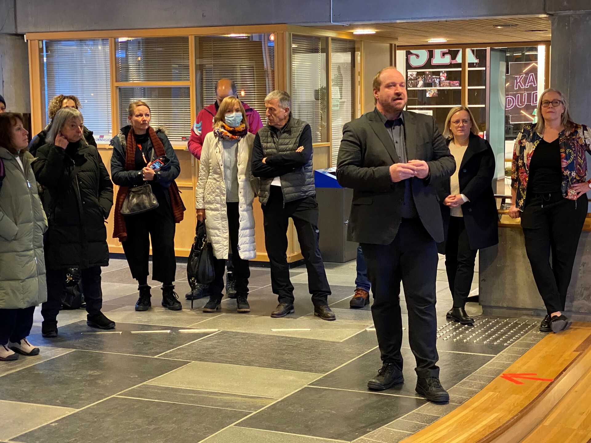 Bilde av delegasjonen fra gangen inne på Studiesenter Lillehammer