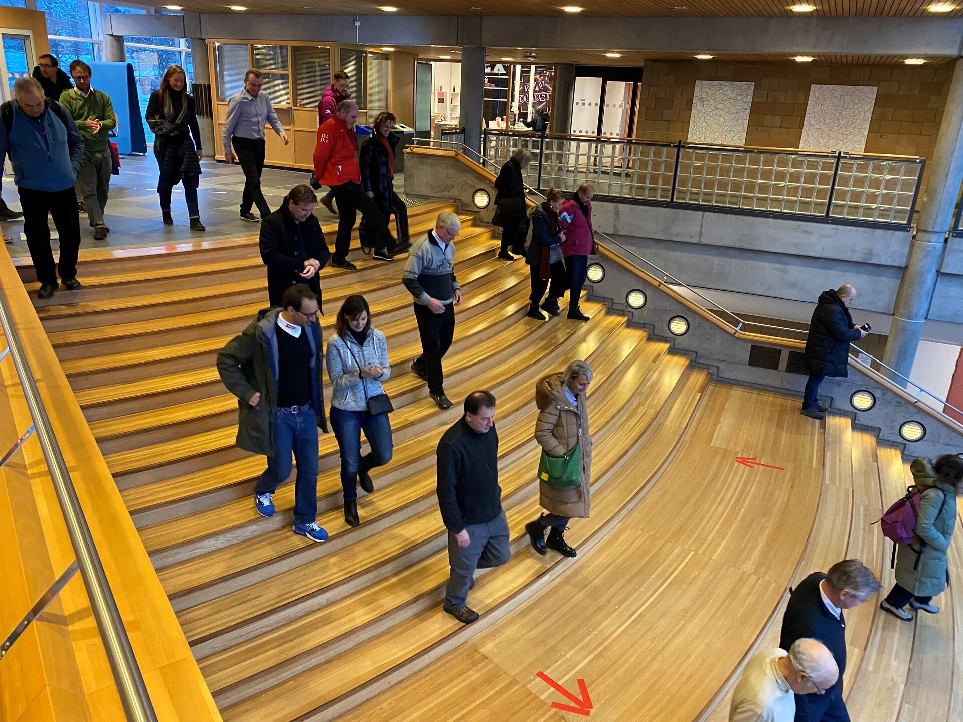 Delegater fra World Union of Olympic Cities på vei ned trappa inn til studiested Lillehammer. 
