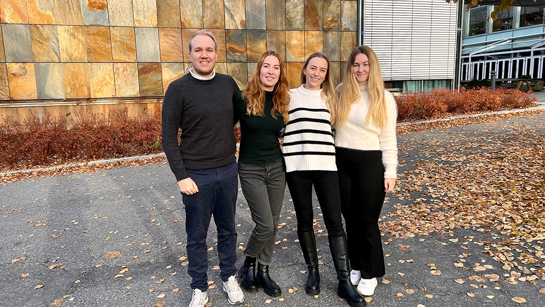 Fire miljøpsykologistudenter utenfor studiested Lillehammer. 