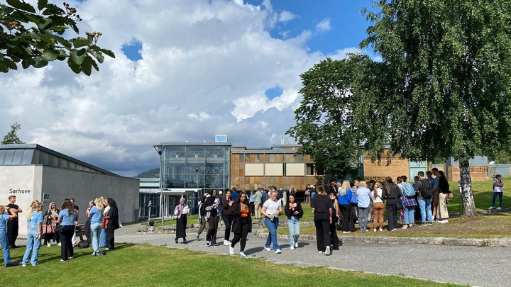 Illustrasjonsbilde som viser studenter utenfor høgskolebygget på Storhove i Lillehammer.