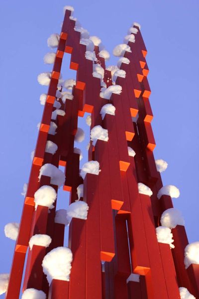 Rødt tårn av Paul Brand står ved hovudinngangen på Lillehammer.