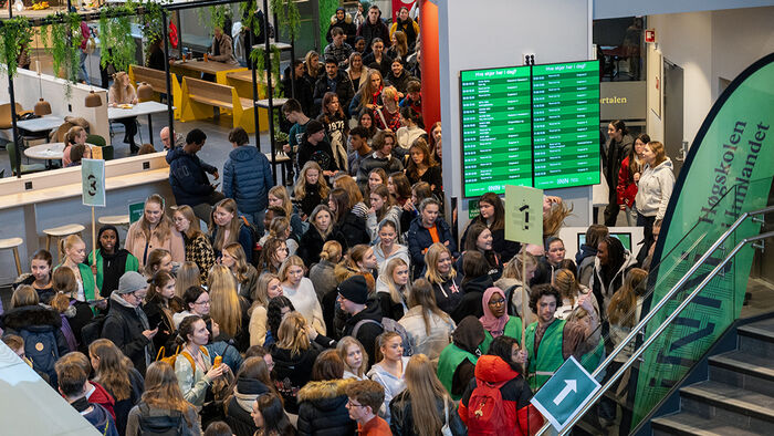 Mange mennesker samlet under Åpen Dag. 