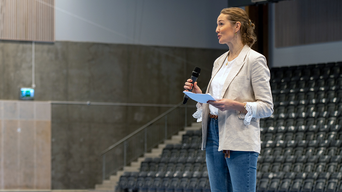 Ingvild Jøranli som holder en tale i en idrettshall. 