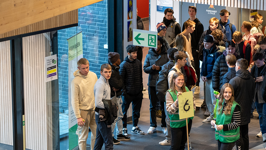 Mennesker ved inngangen til Terningen Arena. 