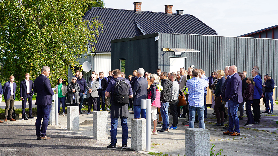 Mennesker som lytter til en tale. 