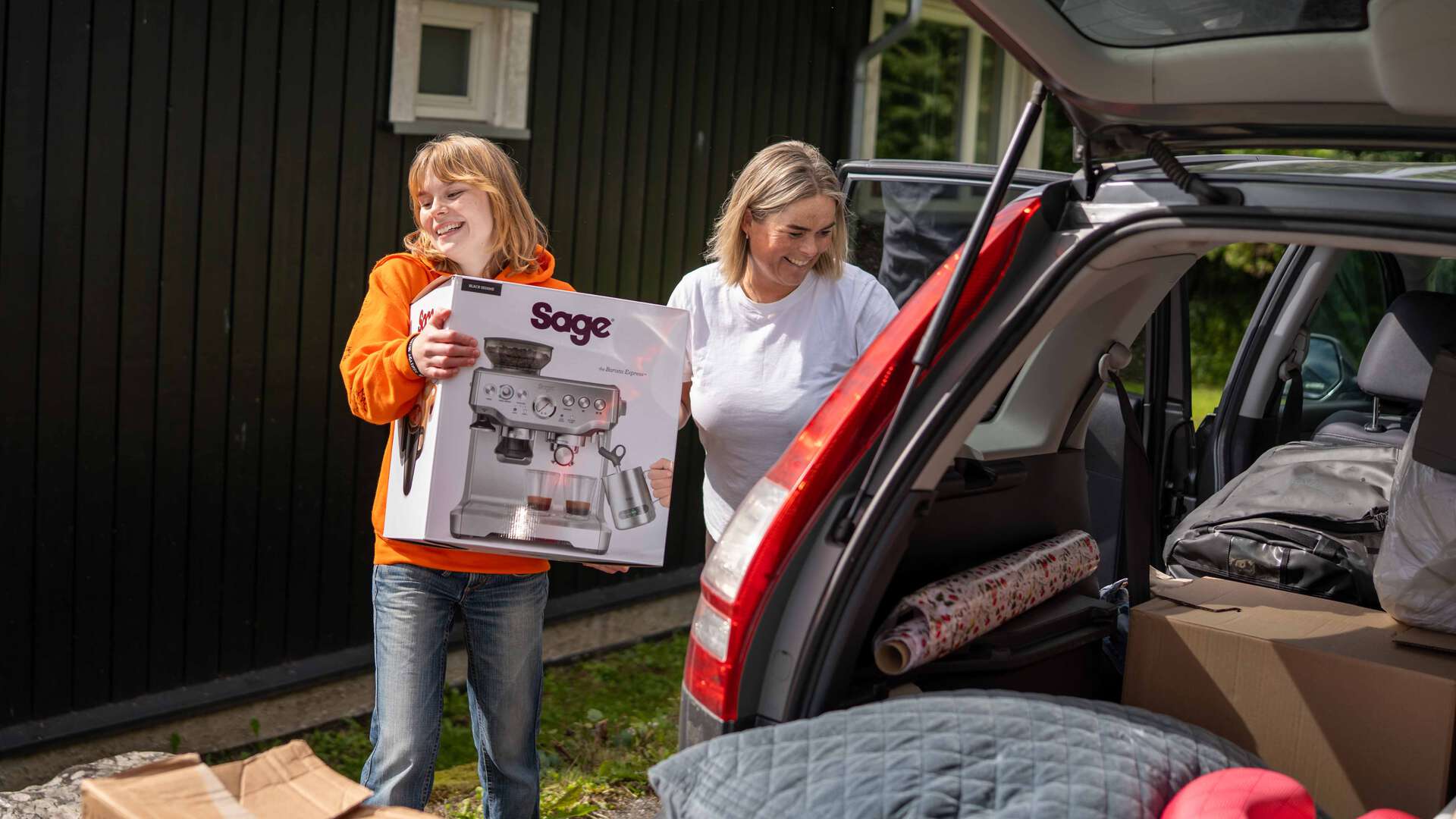 Kvinner som smiler mens de pakker. 