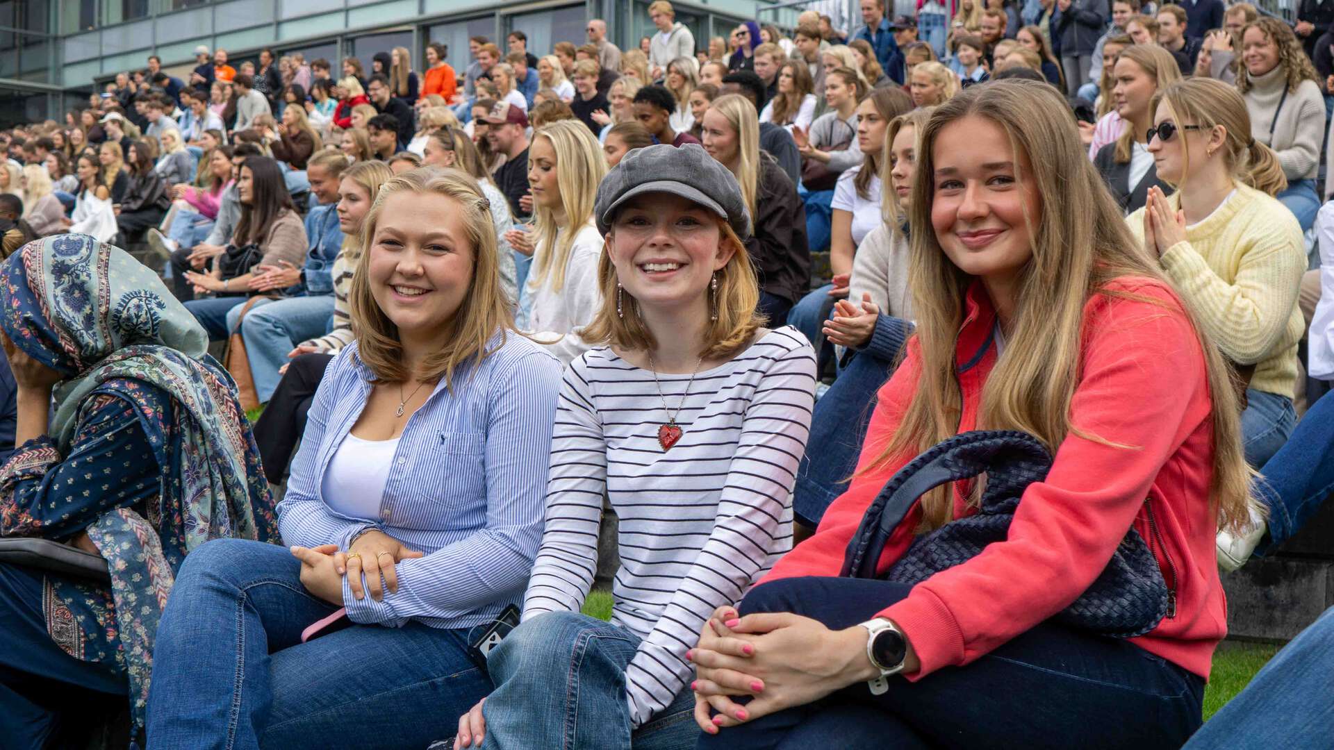 Smilende jenter på studiestart. 